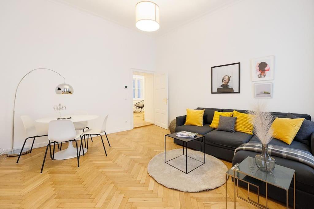 Franz 21 - Typical Viennese Apartment In The Heart Of Вена Экстерьер фото