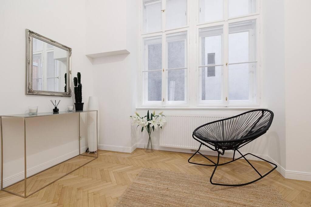 Franz 21 - Typical Viennese Apartment In The Heart Of Вена Экстерьер фото